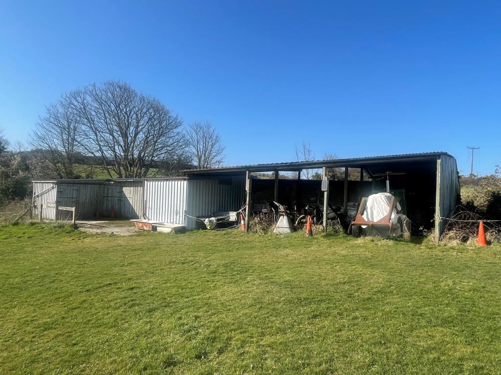 Lot: 9 - LAND WITH STABLE BLOCK AND BARN - Stable block and adjoining barn
